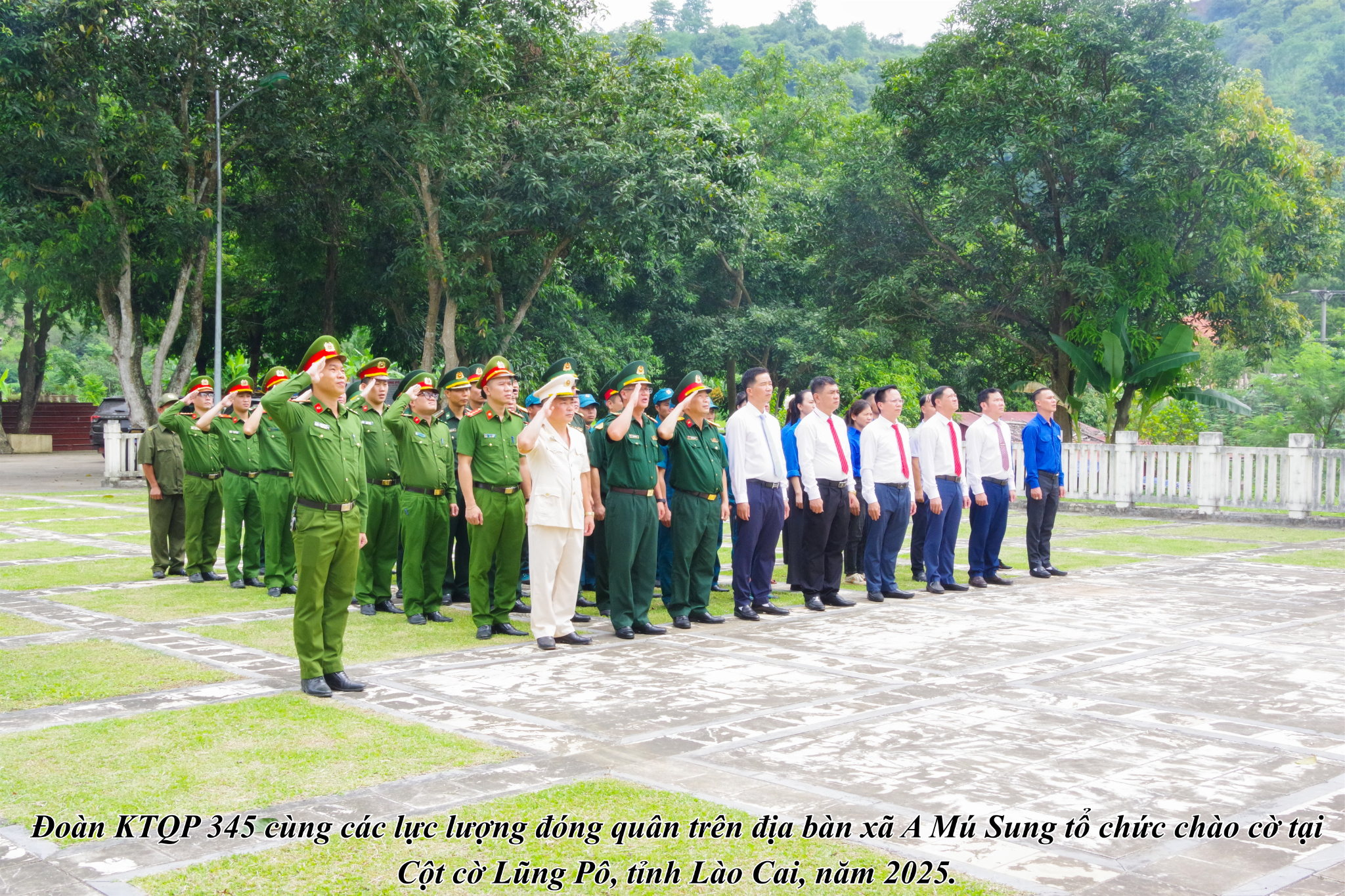 Đoàn KTQP 345 cùng các lực lượng tổ chức chào cờ tại Cột cờ Lũng Pô, năm 2025.