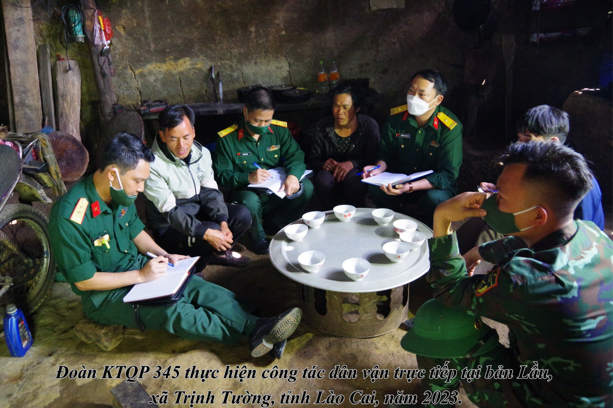 Đoàn KTQP 345 thực hiện công tác dân vận trực tiếp tại bản thuộc xã Trịnh Tường, năm 2023.