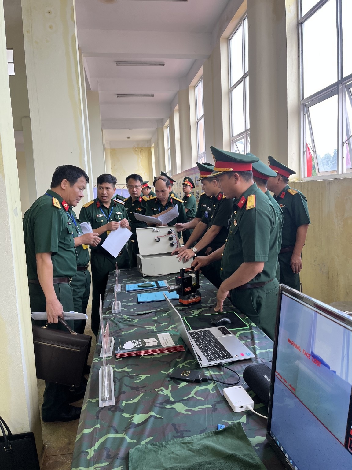 Trao đổi tại khu vực trưng bày sáng kiến của Đoàn 345 trong hội thi cấp Quân khu.