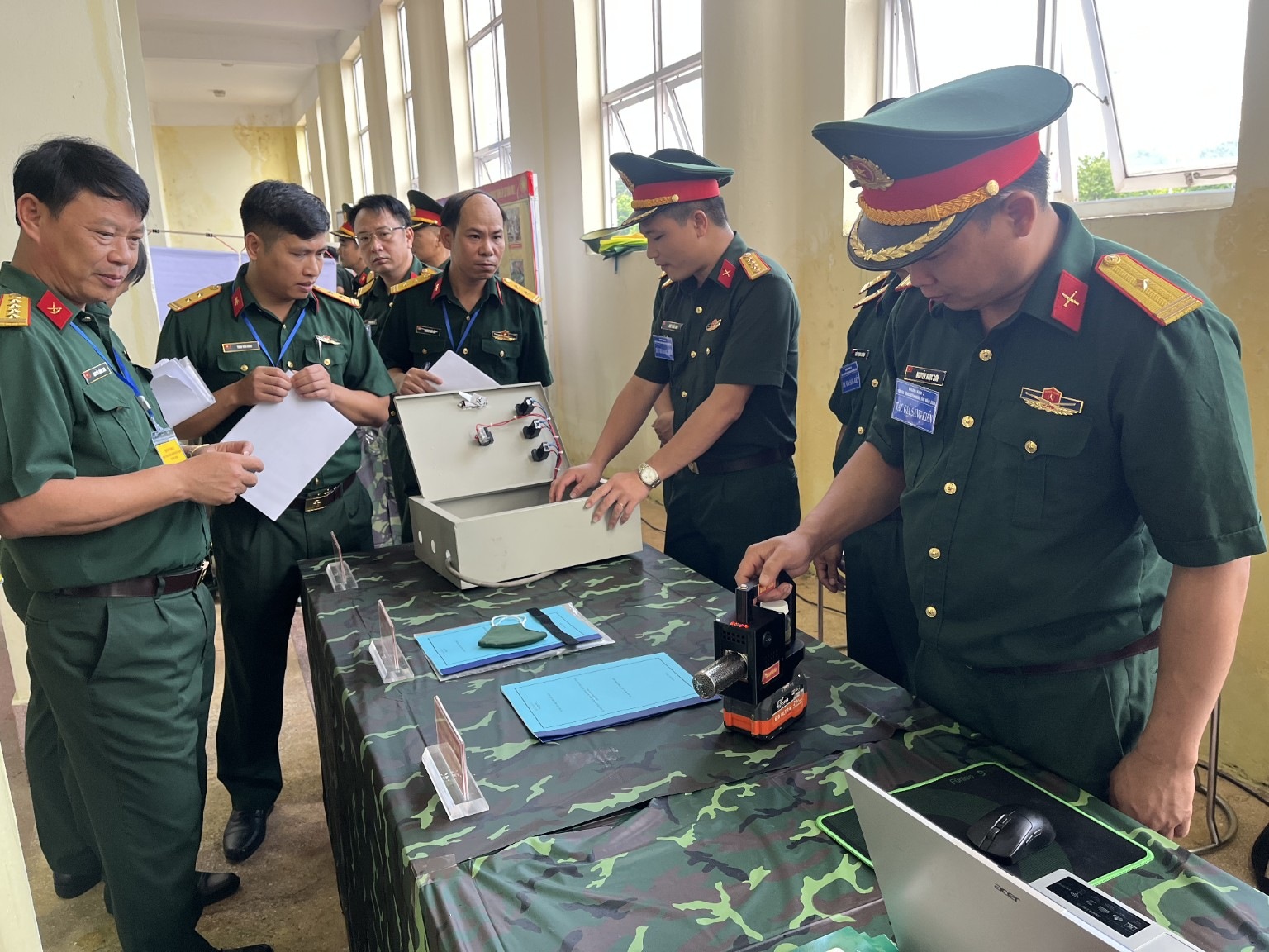 Cán bộ đơn vị giới thiệu sản phẩm tại gian trưng bày.