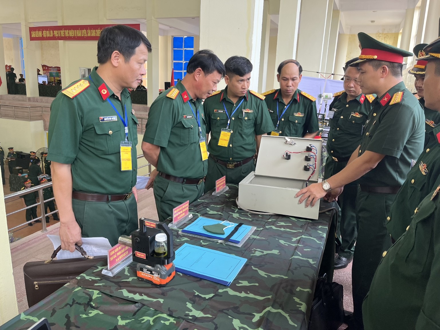 Các đại biểu theo dõi phần giới thiệu, trao đổi về sáng kiến tham gia hội thi.