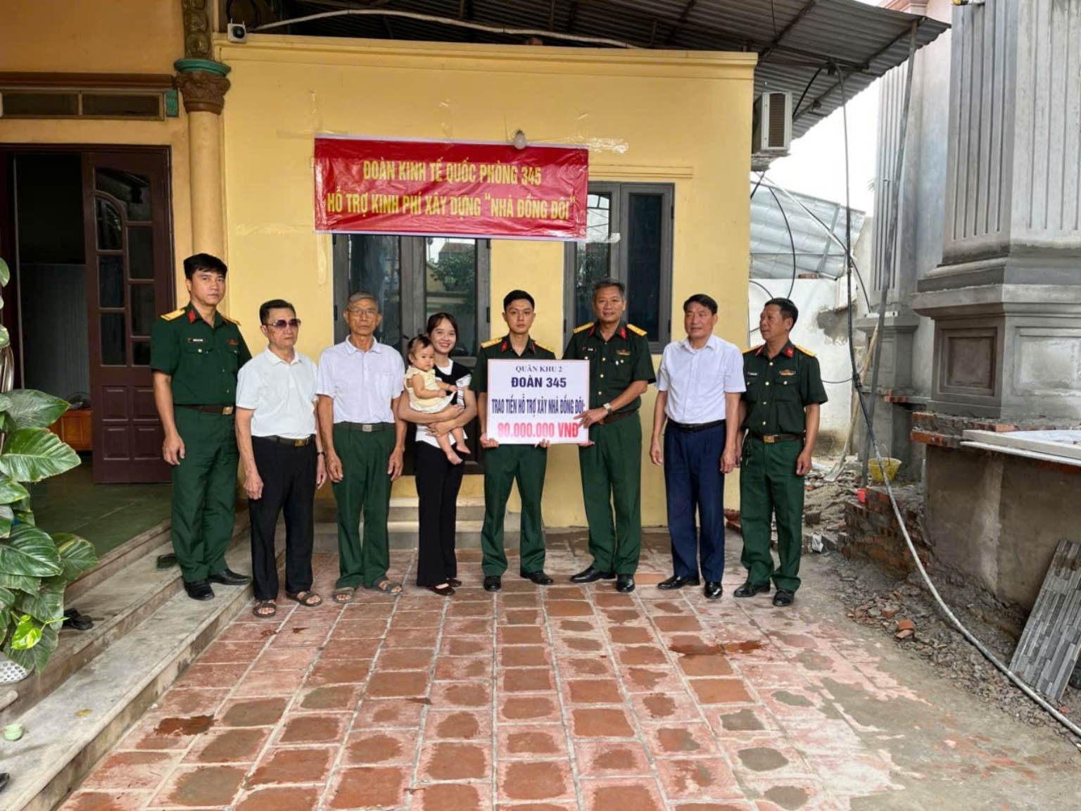 Trao kinh phí hỗ trợ xây dựng “Nhà đồng đội” tại gia đình quân nhân.