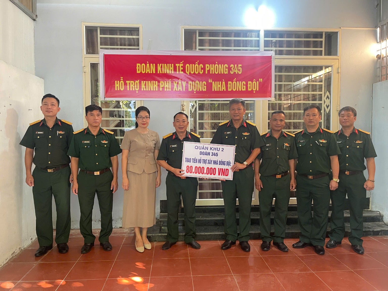 Cán bộ đơn vị cùng quân nhân và người thân trong hoạt động trao hỗ trợ.