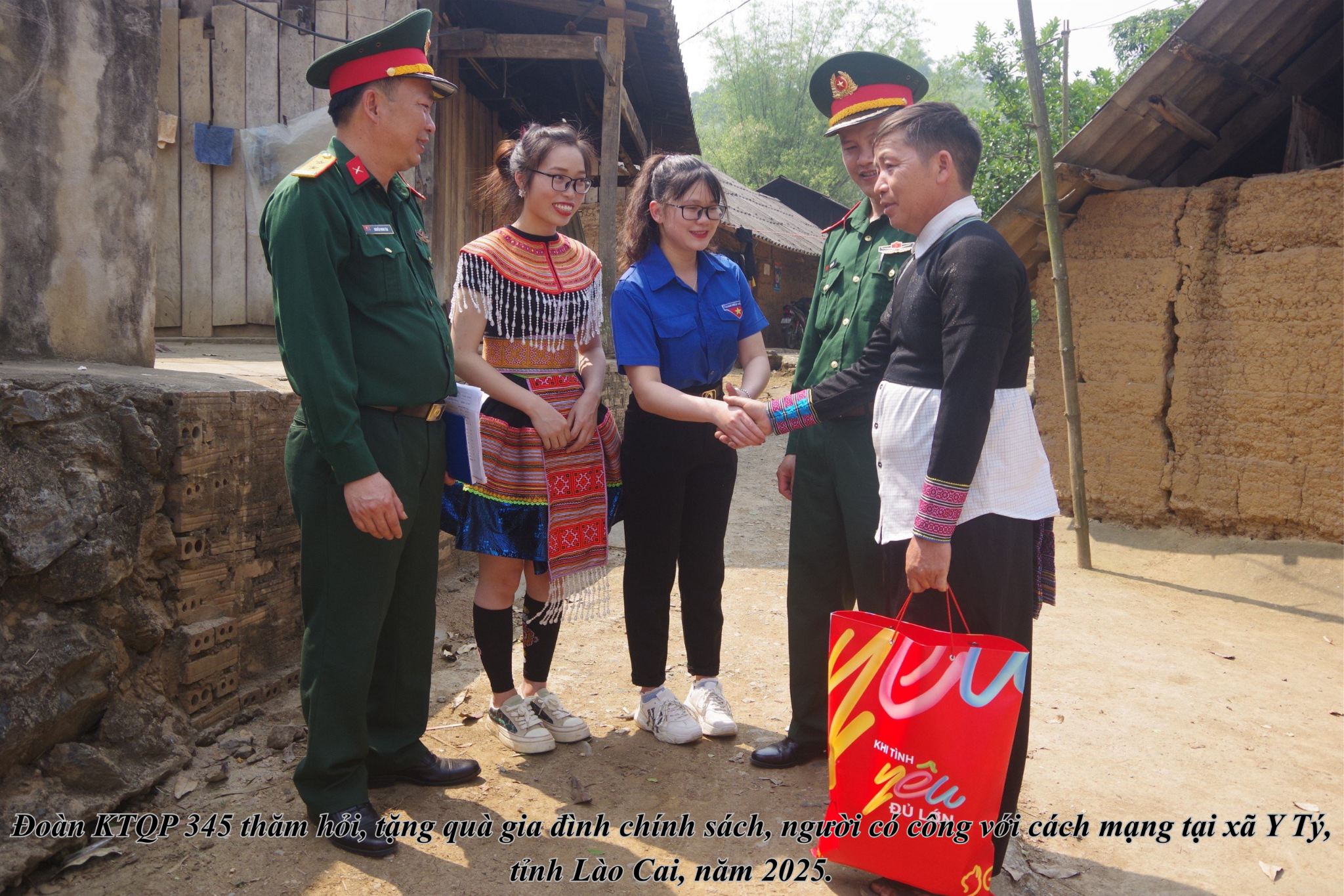 Đoàn KTQP 345 thăm hỏi, tặng quà gia đình chính sách, người có công tại Y Tý, năm 2025.